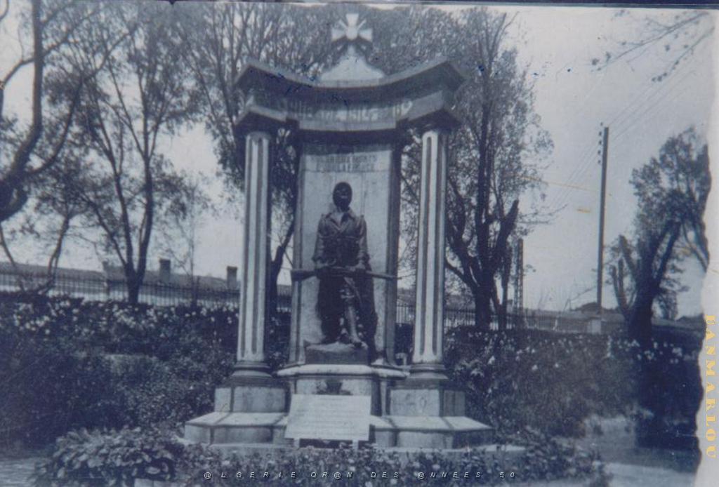 FRENDA ET SON MONUMENT AUX MORTS.JPG